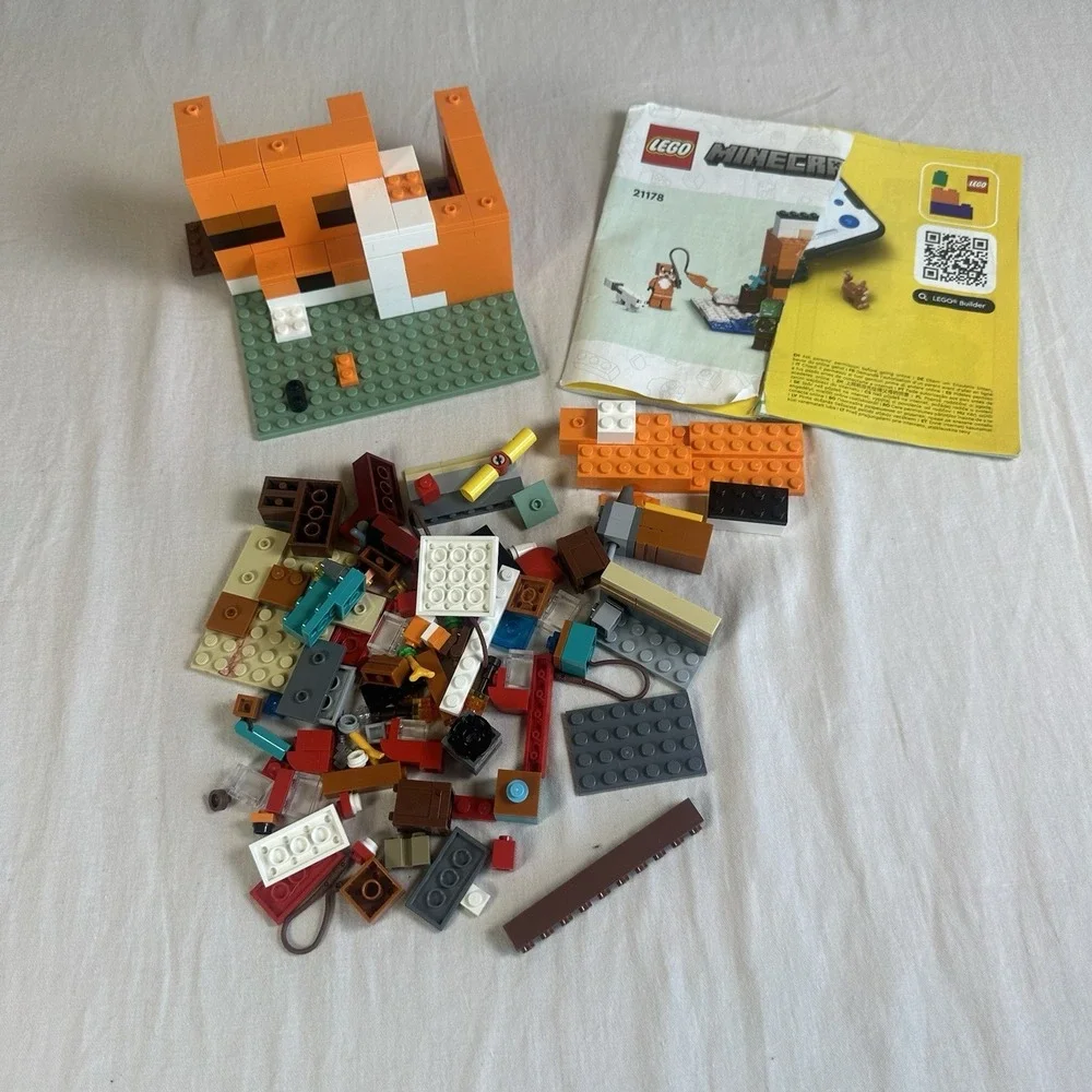 LEGO 21178 Minecraft-Fox‎ Lodge- Incomplete instructions torn- Mixed Legos Too